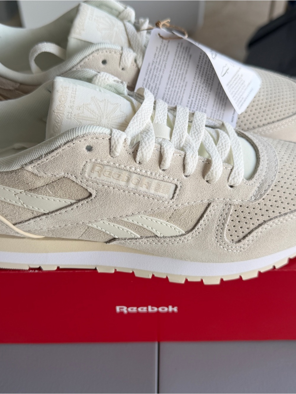 NEW 8M/9.5W Reebok Cream Suede Classic Low-Top Sneakers